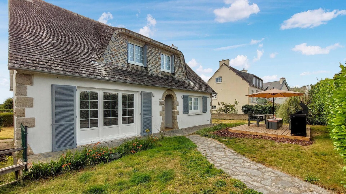 Morlaix House | Gorgeous home in Morlaix with kitchen