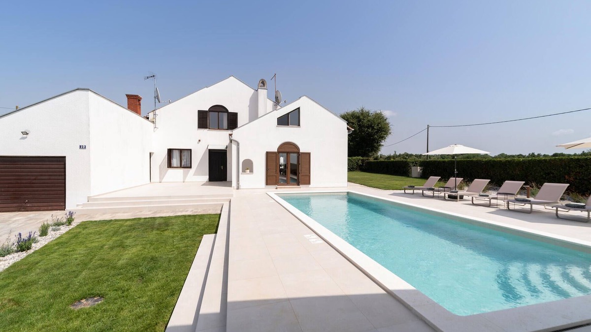 Vrvari House | Gorgeous home in Porec