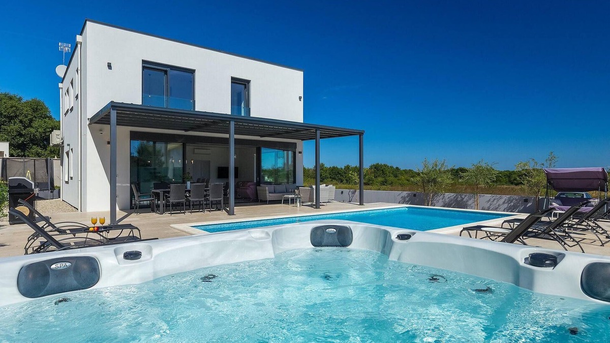 Liznjan House | Gorgeous home in Pula with sauna