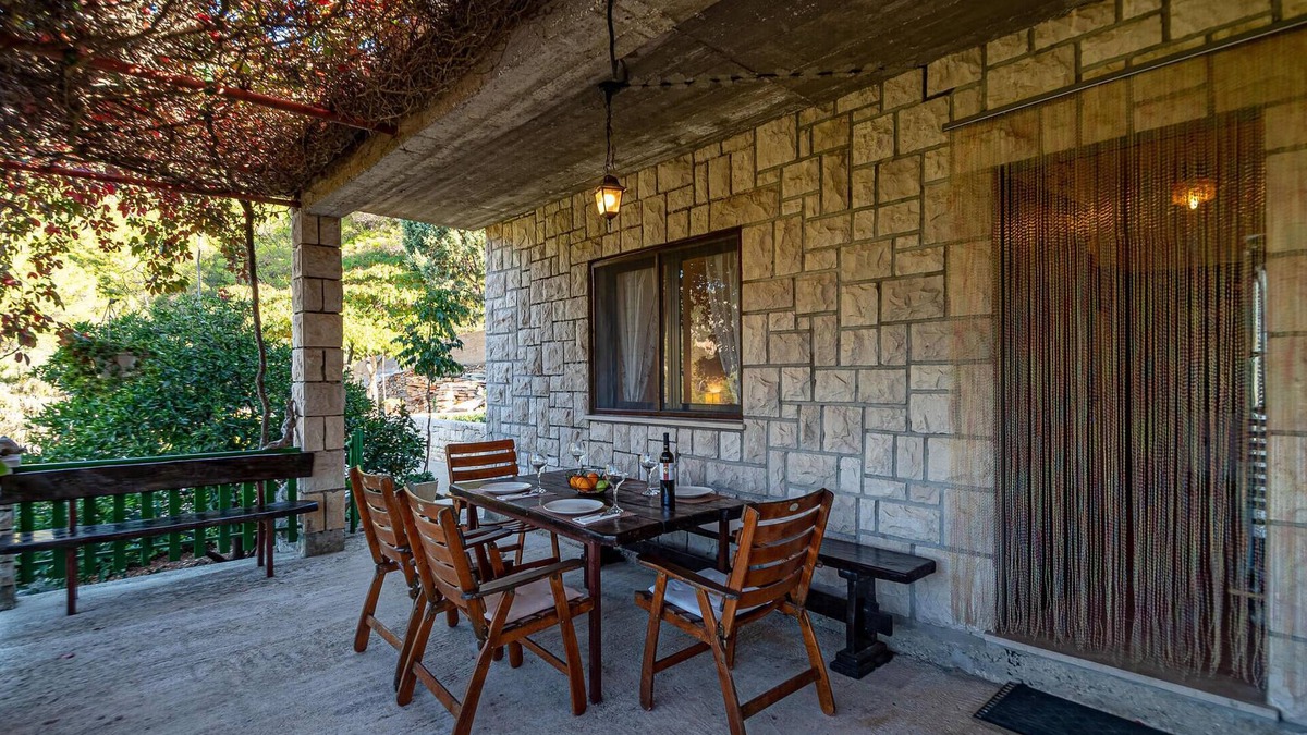 Pupnat House | Gorgeous home in Pupnat with kitchen