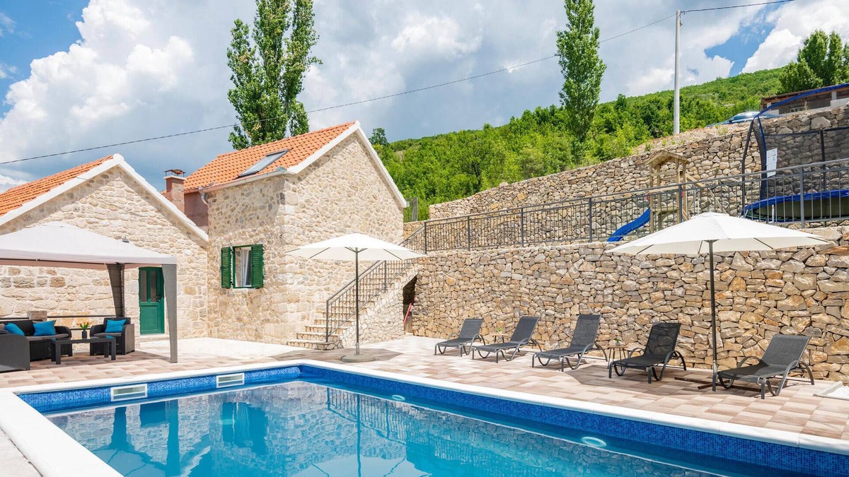 Prolozac House | Gorgeous home in Ricice with lake view