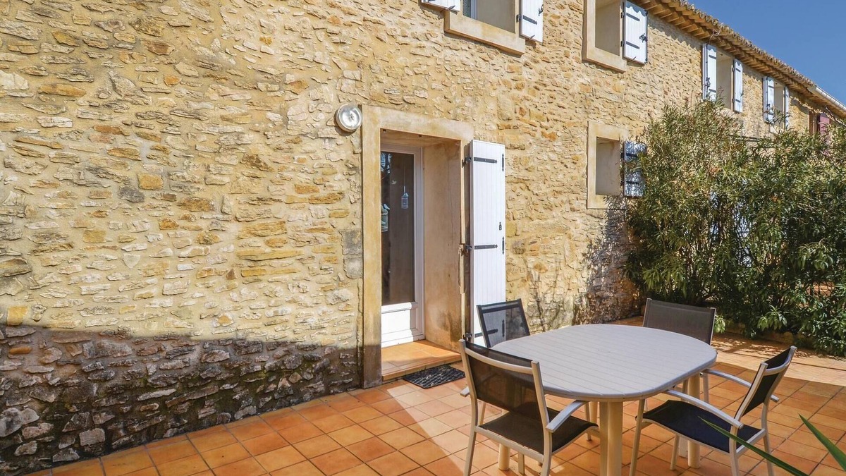 Venejan House | Gorgeous home in Vénéjan with kitchen