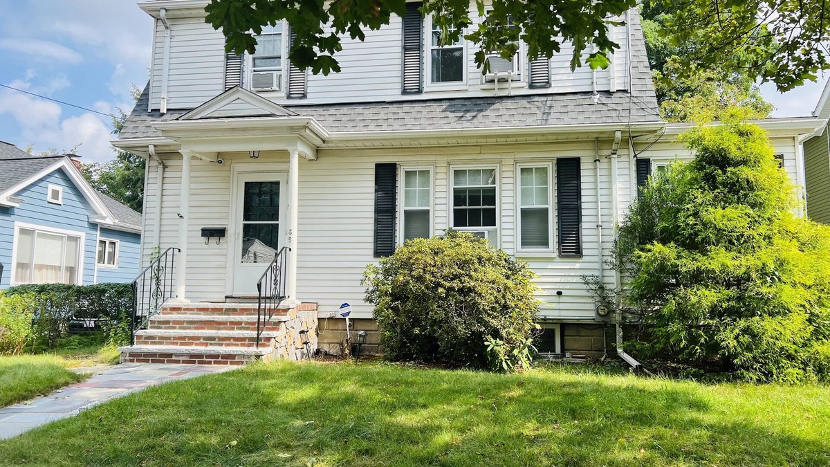 Warrendale House | Gorgeous Home in Waltham quiet, family-friendly neighborhood, 2 free parking!