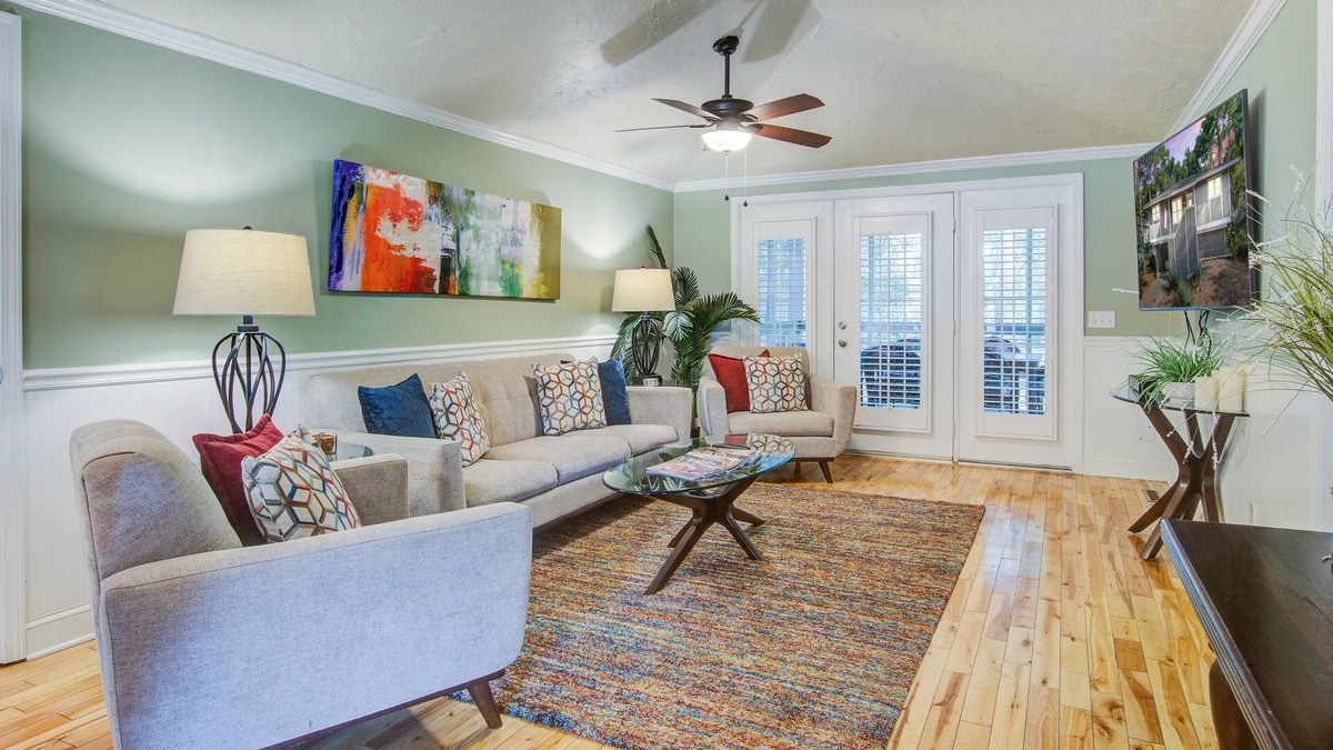 Twin Oaks House | Gorgeous home near the beach with screened porch, central AC, and gas grill