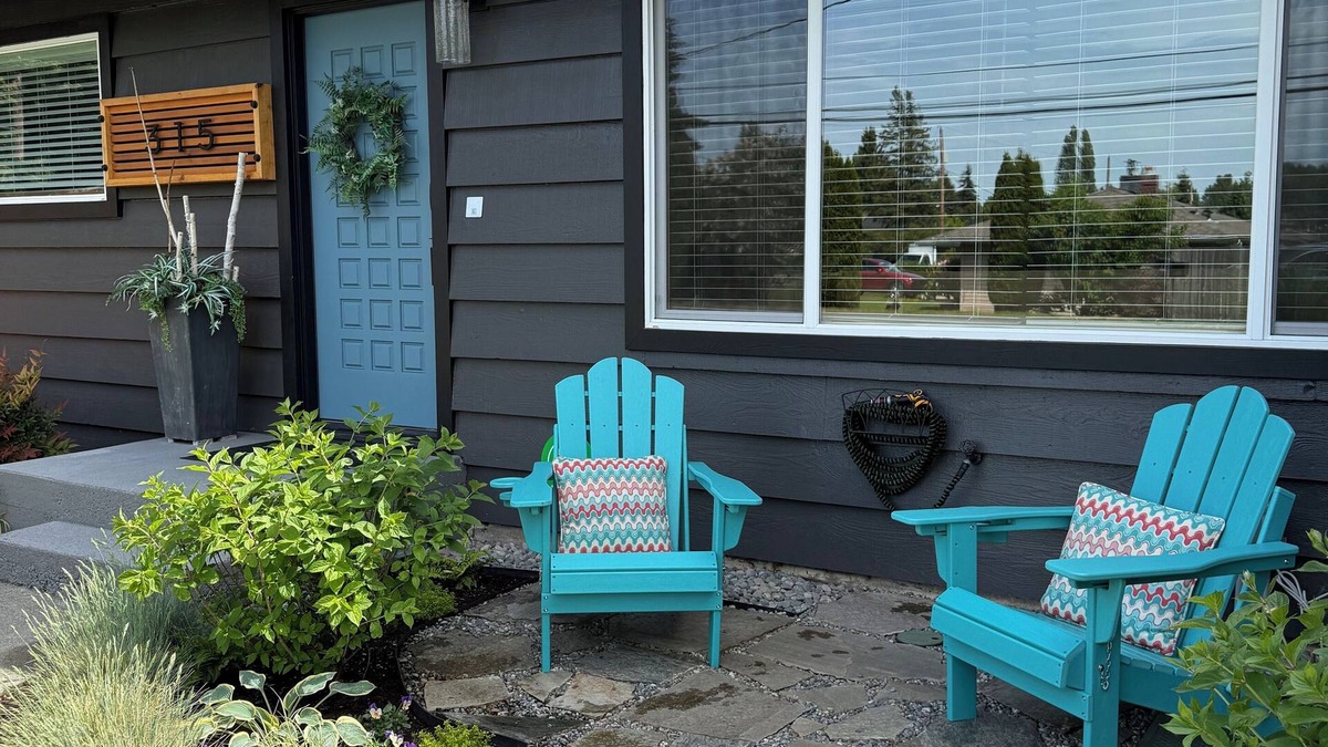 SeaTac House | Gorgeous home w/AC enjoy hot tub & amazing yard only minutes to SEATAC airport