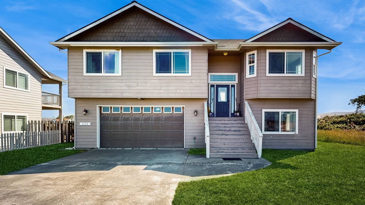 Crescent City House | Gorgeous home w/the ocean & beach just beyond your front door