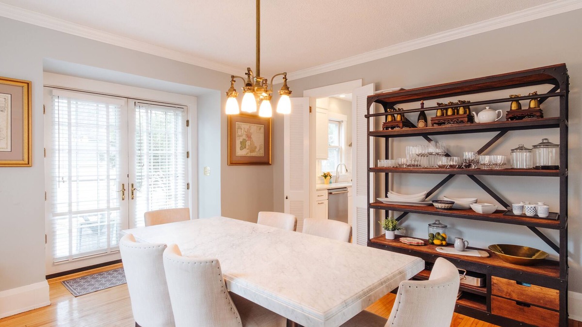 Lynnhurst House | Gorgeous Home - Walk to Lake, Restaurants, Shops, Trails!