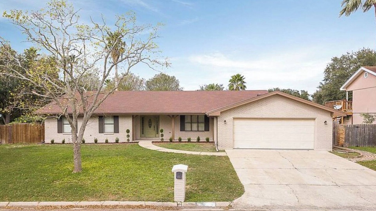 Harlingen House | Gorgeous Home With a Pool 2600sqft
