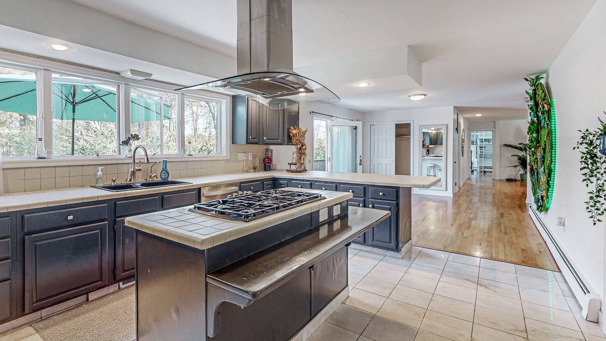 Gardiner House | Gorgeous home with fireplaces, skylights, jetted tubs, library & home gym