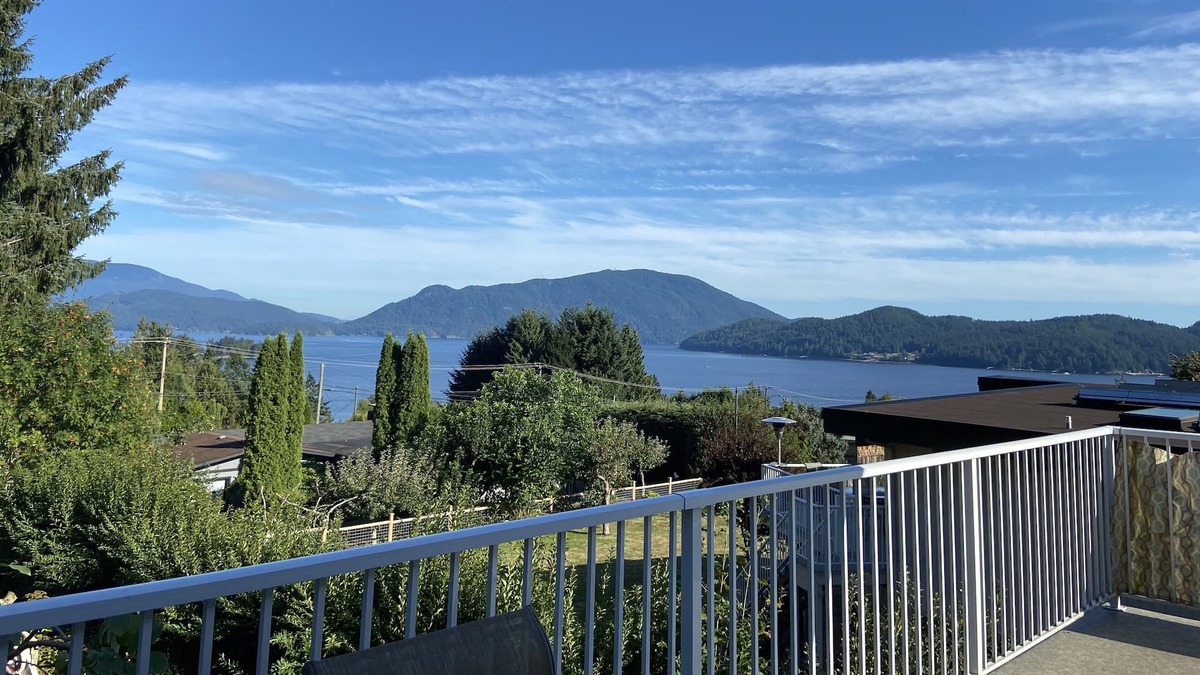 Langdale House | Gorgeous house with ocean view close to Ferry