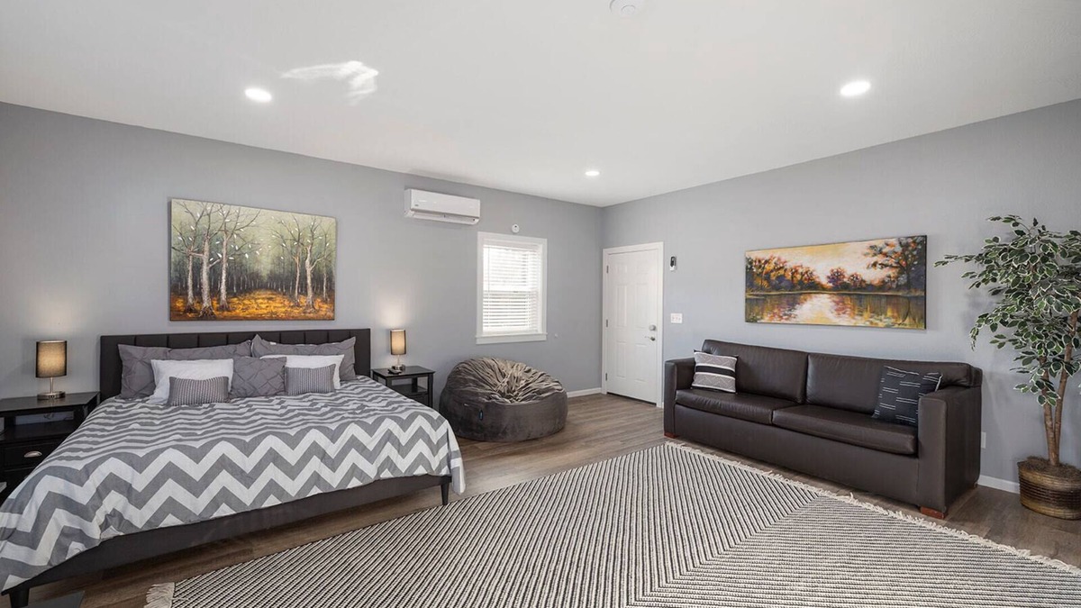 Branson Condo | Gorgeous Huge Studio Condo with In Room Jacuzzi Tub