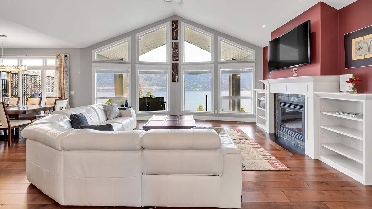 McKinley House | Gorgeous Kelowna Lakeview House with hot tub for Large Families