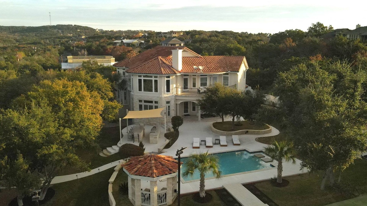 Leander House | GORGEOUS LAKE TRAVIS RETREAT HOME WITH POOL, COURT AND FITNESS ROOM