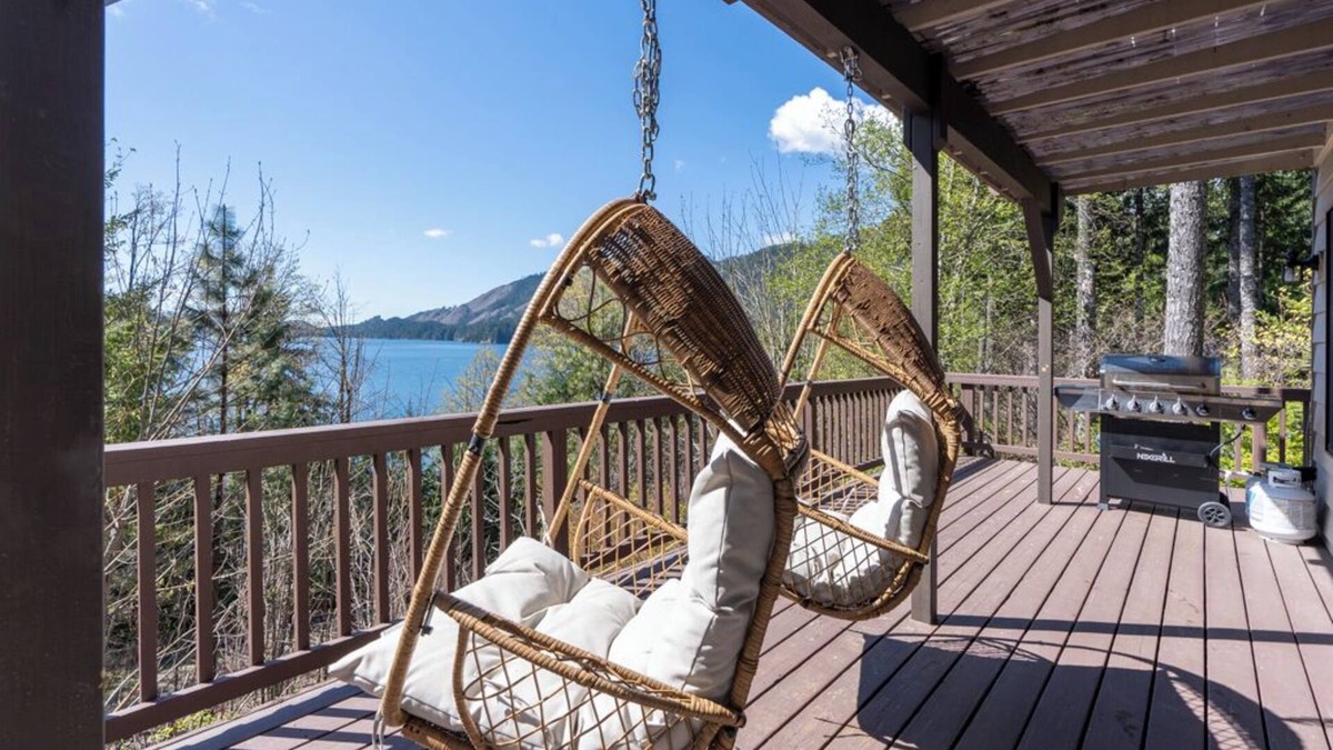 Hoodsport Cottage | Gorgeous Lake View! HotTub & FirePit & Lake access & King beds