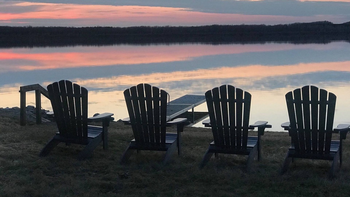 Arcadia Cottage | Gorgeous Lakefront House, AC, Private Dock, Kayaks, Canoe, Paddleboards.