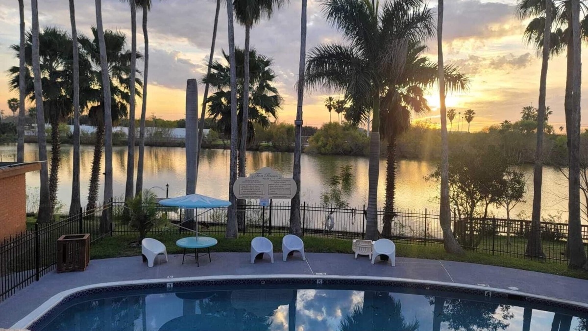 Brownsville Condo | Gorgeous Lakefront Condo W/immaculate Pool