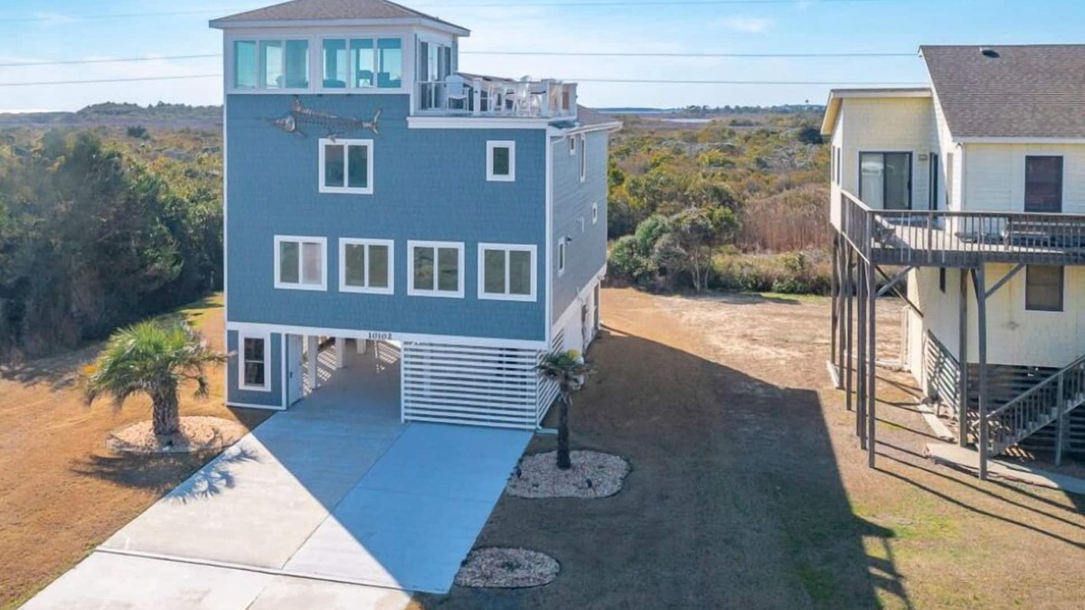 South Nags Head House | Gorgeous like-new oceanside home w/rooftop deck & stunning views!