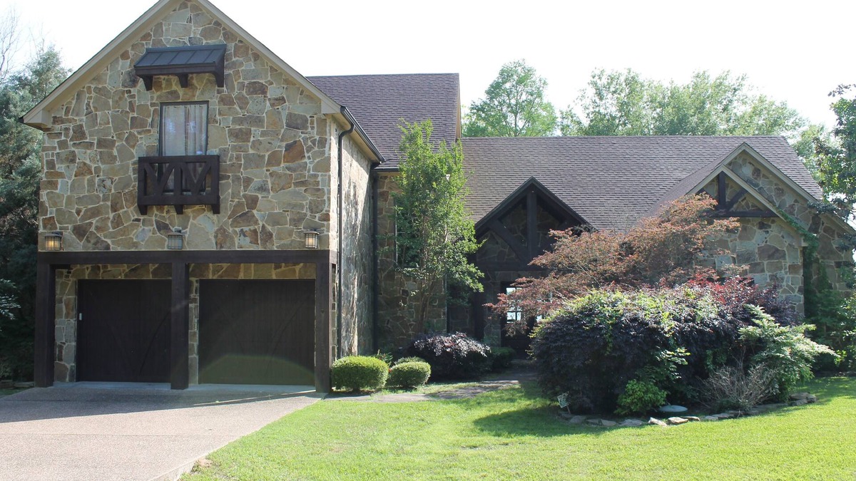 Enchanted Oaks House | Gorgeous Luxury Waterfront Lakehouse
