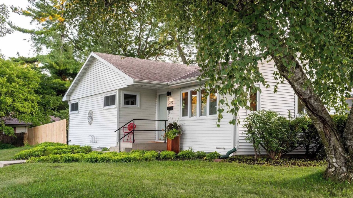 Madison House | Gorgeous MCM Ranch, Fantastic Location, 5 Min to UW Campus and Downtown Madison