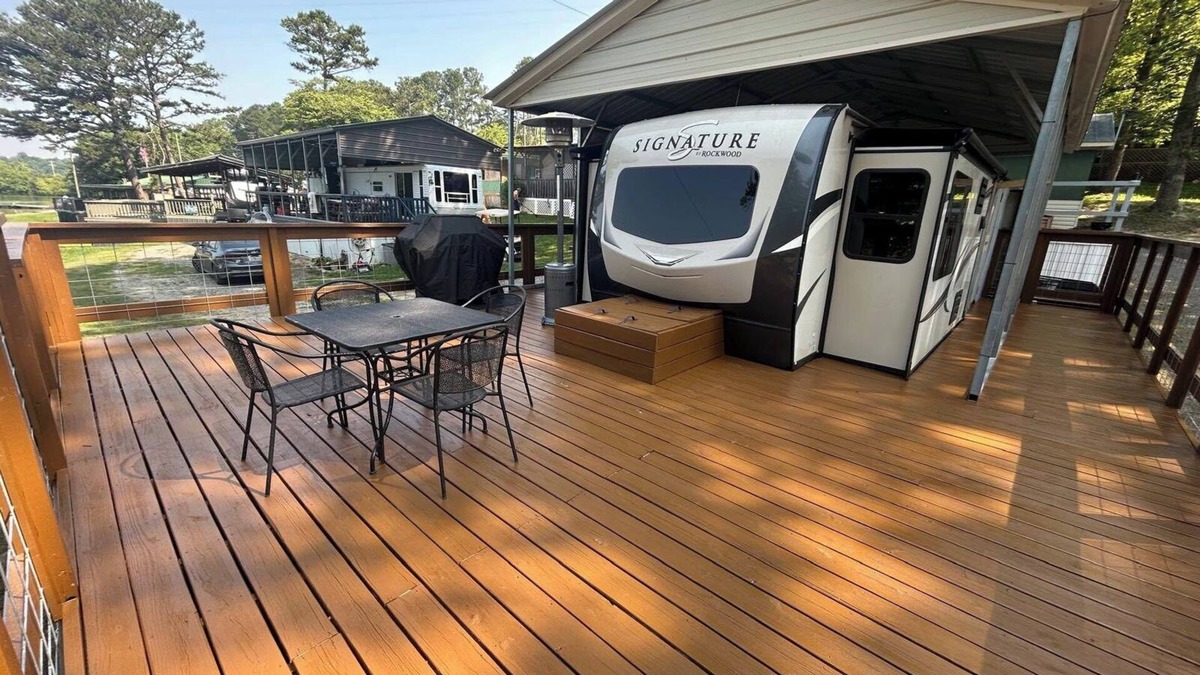 Dandridge RV Rental | Gorgeous modern Camper located on Lake Douglas close to all area attractions!