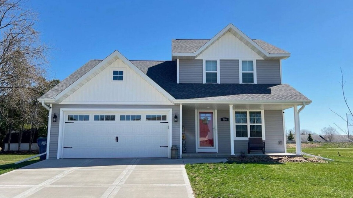 Pulaski House | Gorgeous, modern house, backyard connects with community park and fields.