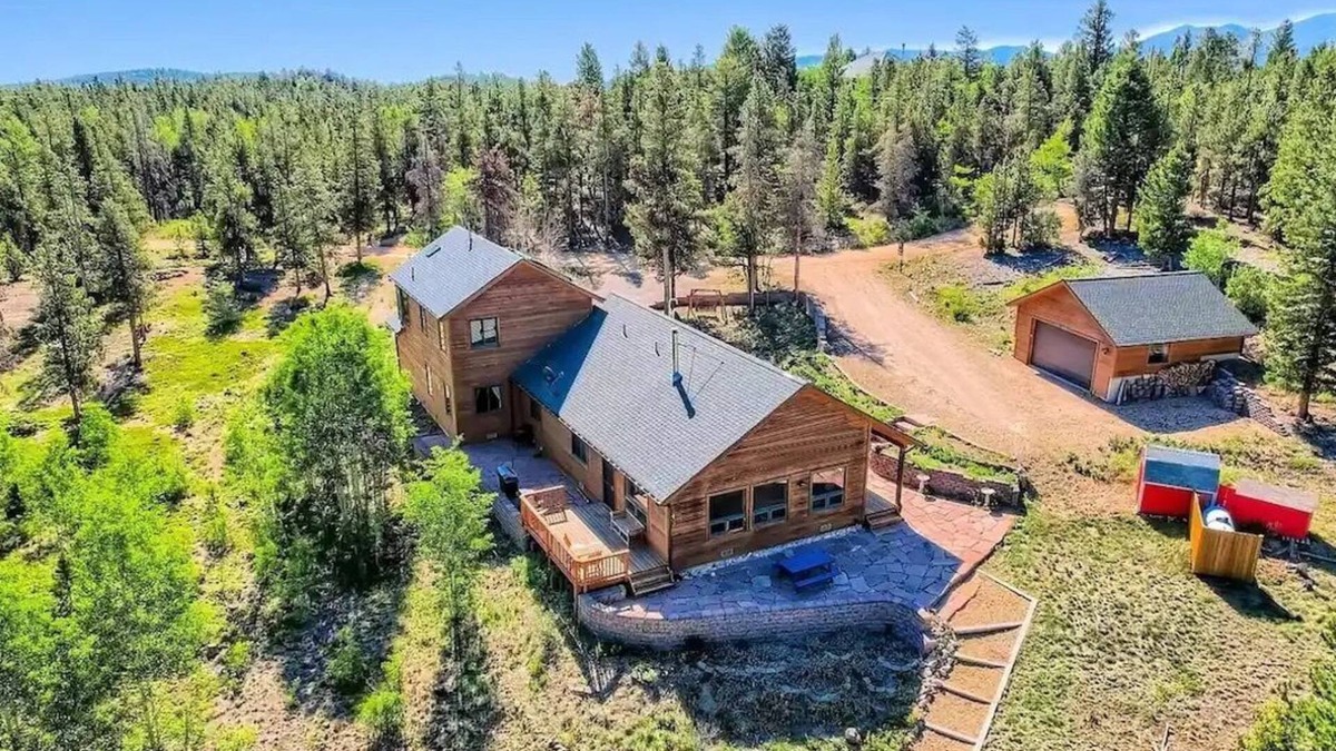 Black Hawk House | Gorgeous Mountain Getaway in Nederland