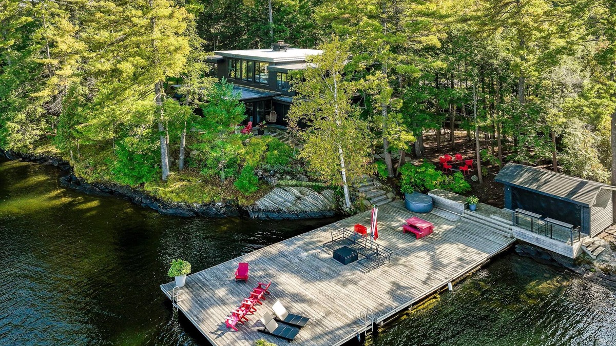 Minett Cottage | Gorgeous Muskoka masterpiece! Dockside cabana with bar!