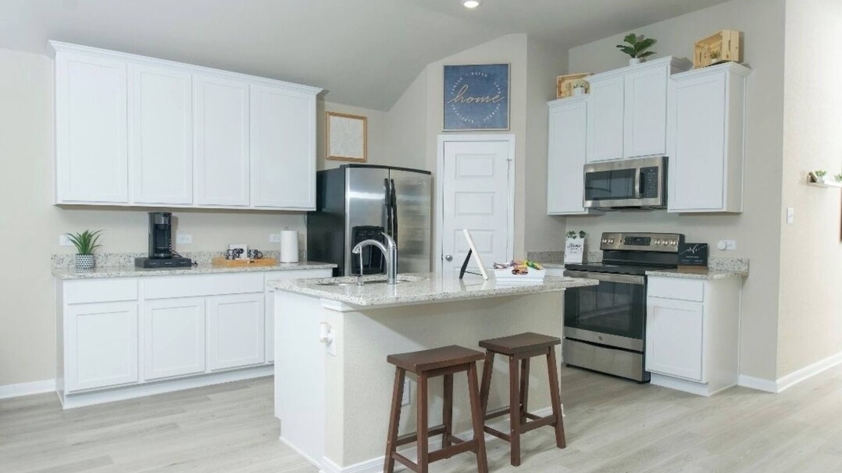 San Antonio House | Gorgeous new home! Near SeaWorld, Six Flags, Riverwalk & LAFB!