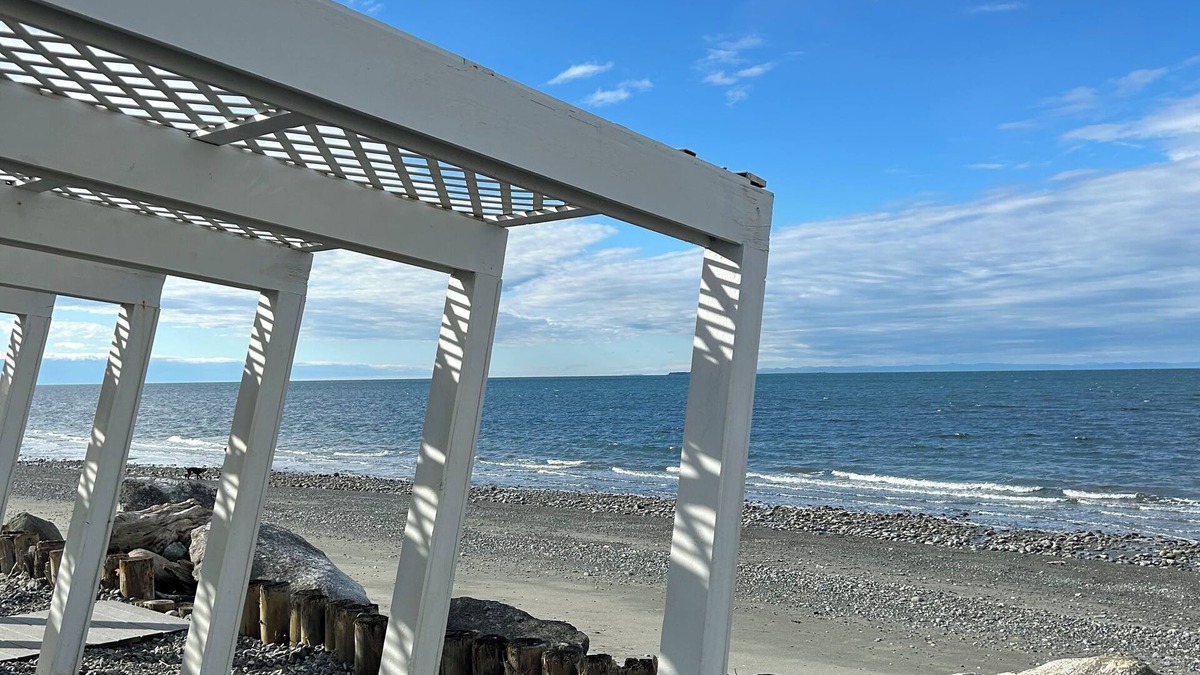 Oak Harbor Cabin | Gorgeous, newly remodeled West Beach Cabin. The wall of window's are stunning!