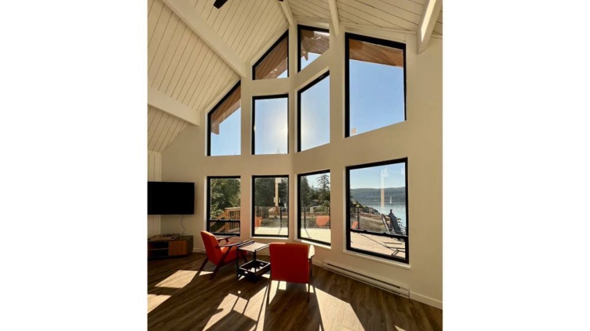 Halfmoon Bay House | Gorgeous Newly Renovated Ocean Front Home