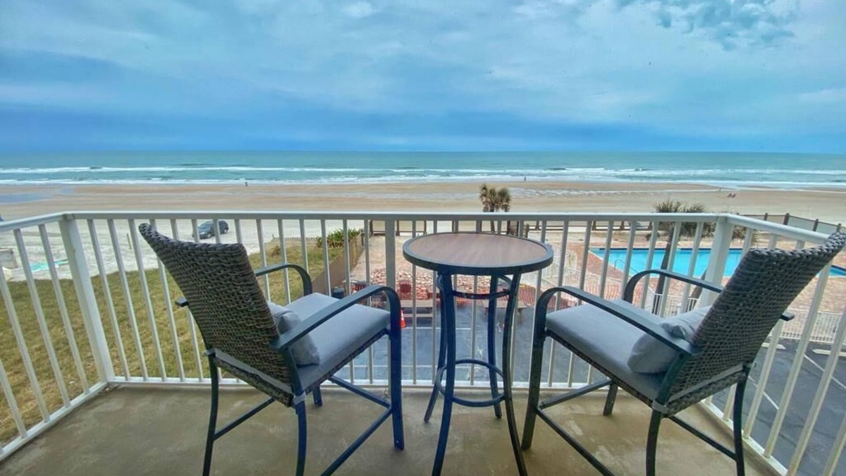 Bostwick Park Apartment | Gorgeous Ocean Front Spacious Studio in Daytona - Up 6 Guests!