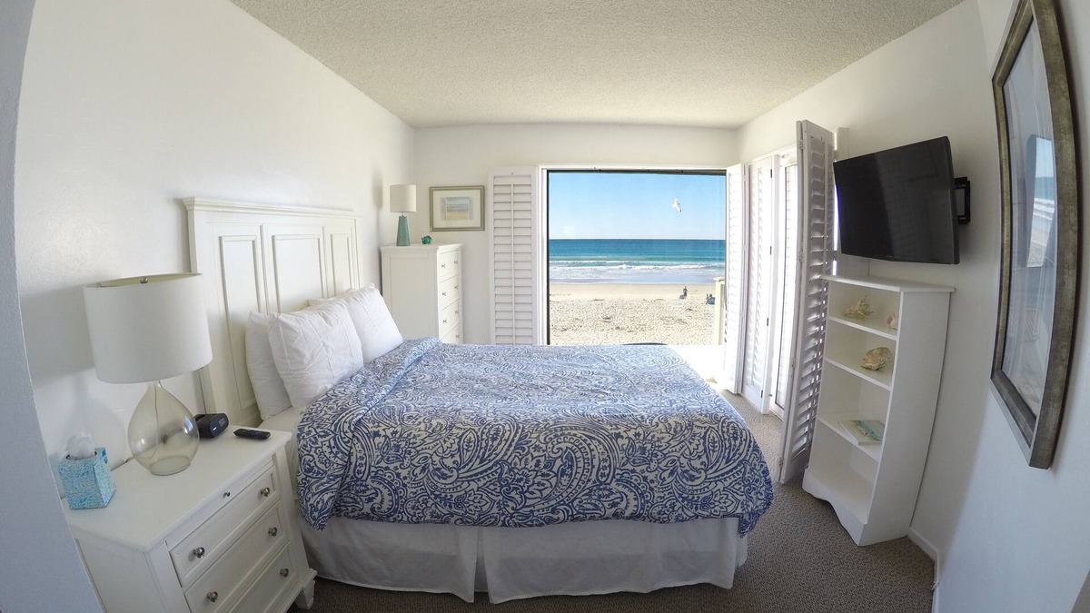 Mission Beach Condo | Gorgeous Ocean Front Condo on the Boardwalk - Walk to Everything!