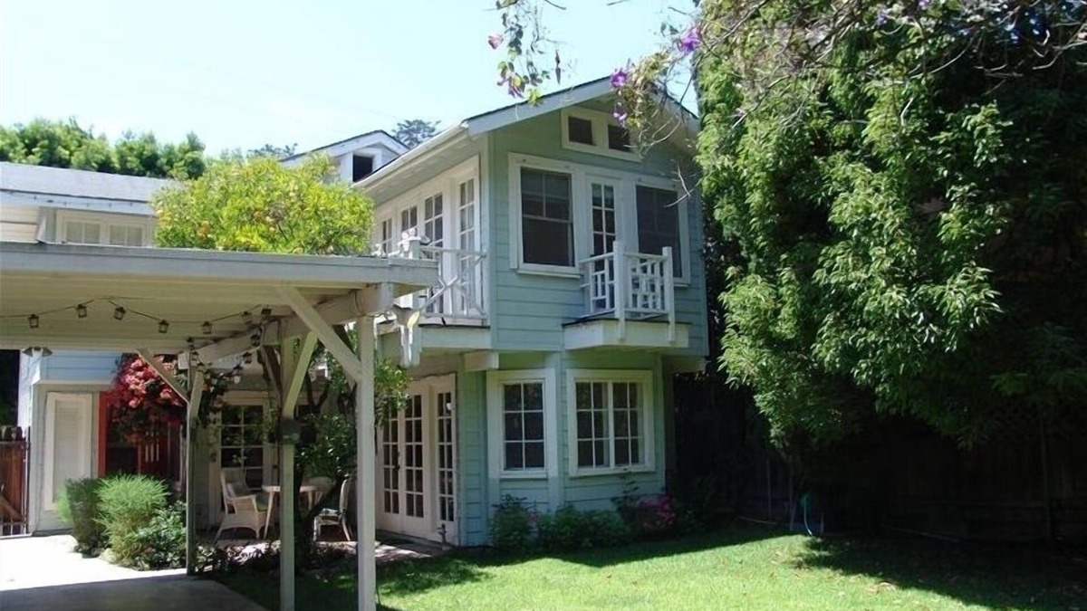 Coronado House | Gorgeous, Peaceful Two Story Cottage with Private Fenced Yard - Great Location!