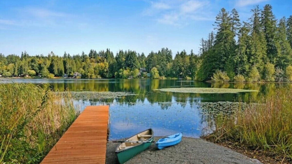 Silverdale House | Gorgeous Poulsbo Lakefront Home with Dock & Kayaks!