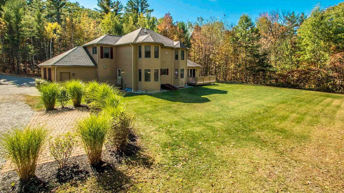 Glen Villa | Gorgeous Private Villa - Minutes to the Saco River - Fire-pit & Yard