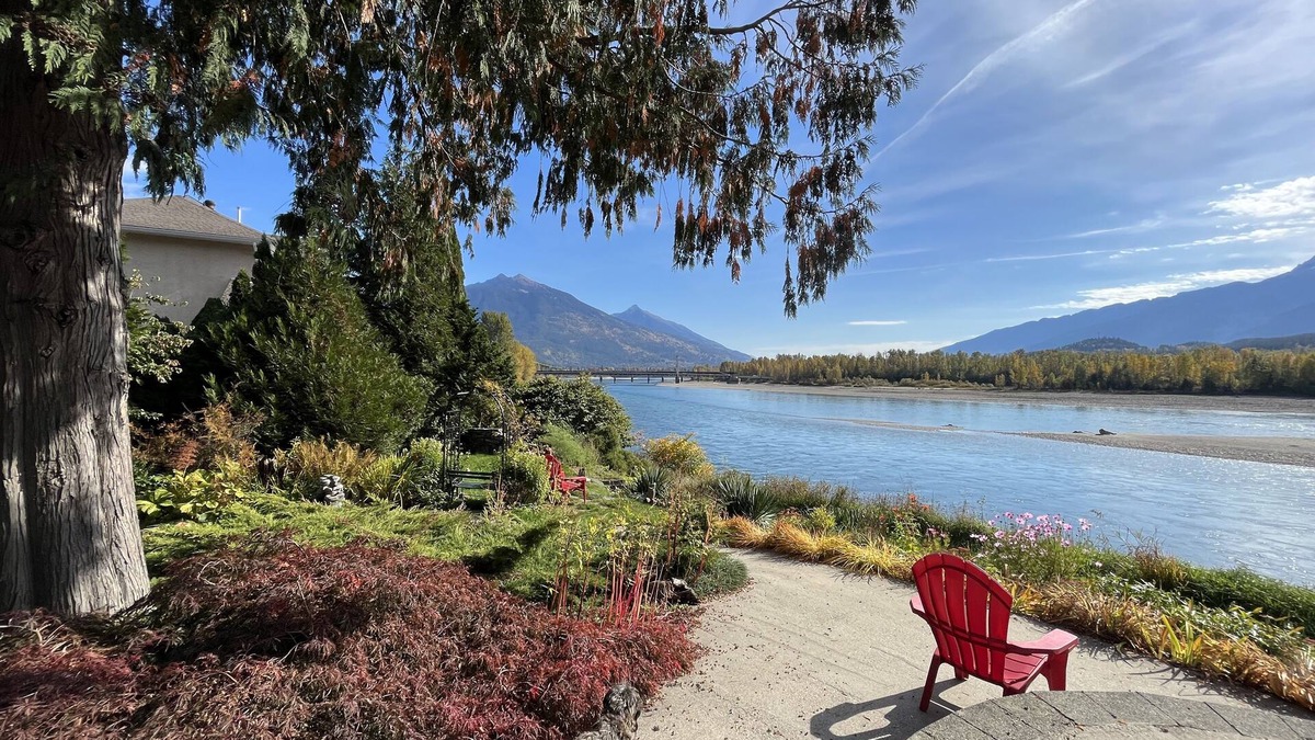 Revelstoke House | Gorgeous riverfront home, great views, minutes to Mt Revelstoke and downtown.