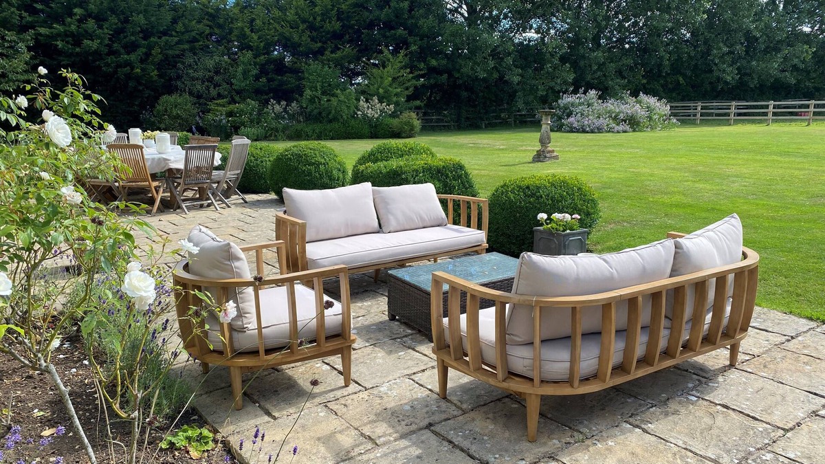 Broad Hinton House | Gorgeous romantic cottage with hot tub tennis court. Beautiful walks