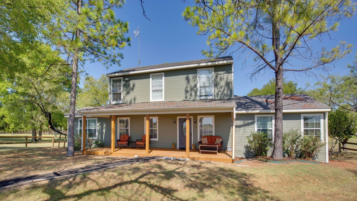 Royse City House | Gorgeous Royse City Retreat w/ Front Porch & Pond!