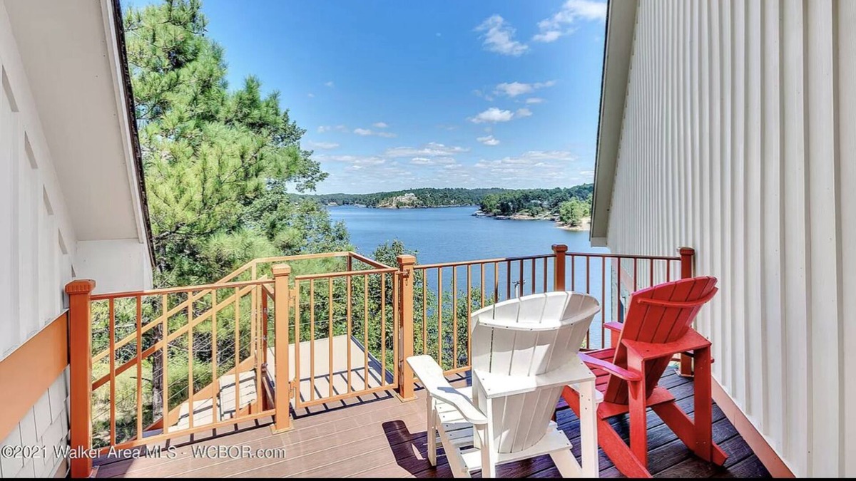 Crane Hill House | Gorgeous Smith Lake Home