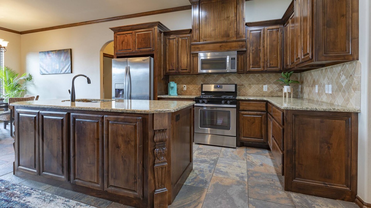 Wheatland House | Gorgeous, Spacious 4 Bedroom 🏡 Minutes from Airport and Downtown ✈️
