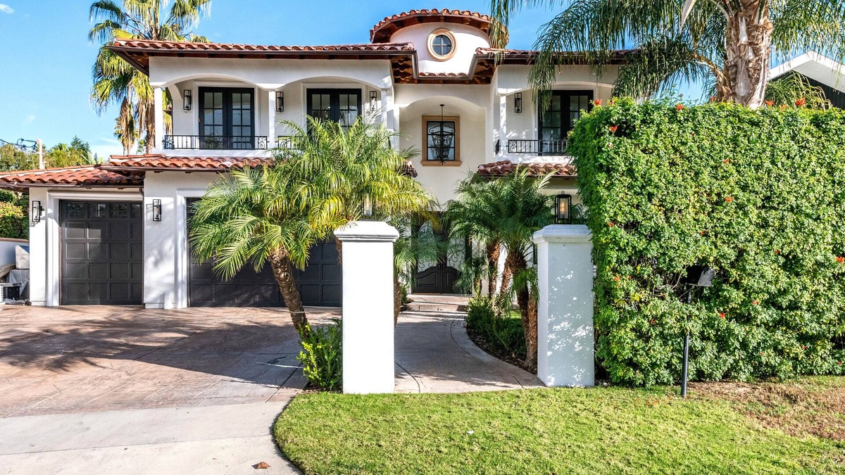 Encino House | Gorgeous , Spacious modern villa In Encino , Close To Restaurants and more
