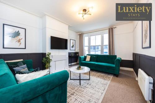 Chelmsford House | Gorgeous & Stylish 3BR Home HIGH STREET LOCATION by Luxiety Stays Serviced Accommodation