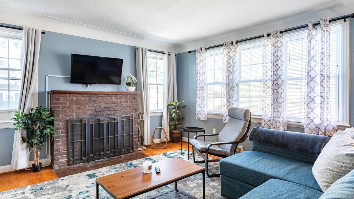Ypsilanti Apartment | Gorgeous Sunny Ypsilanti Bungalow
