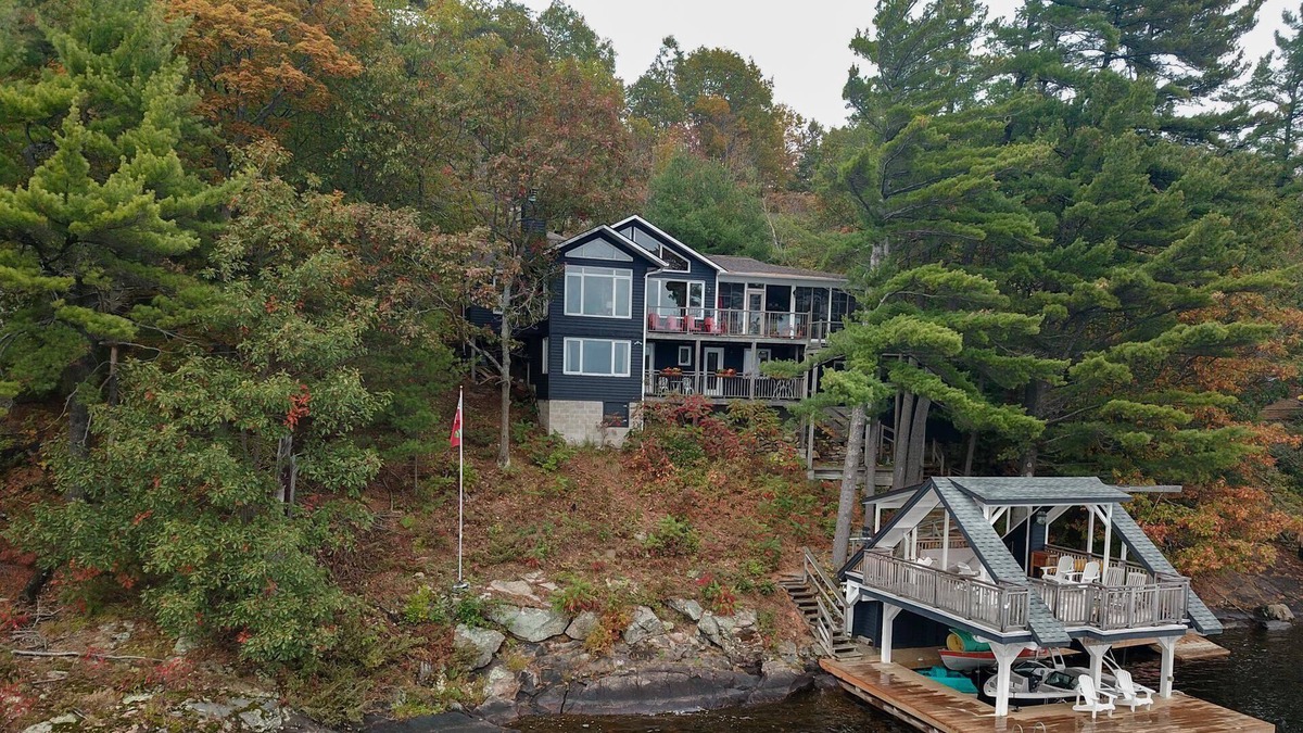 Bracebridge Cottage | Gorgeous sunsets on Lake Muskoka shoreline, 5 minutes from Bracebridge
