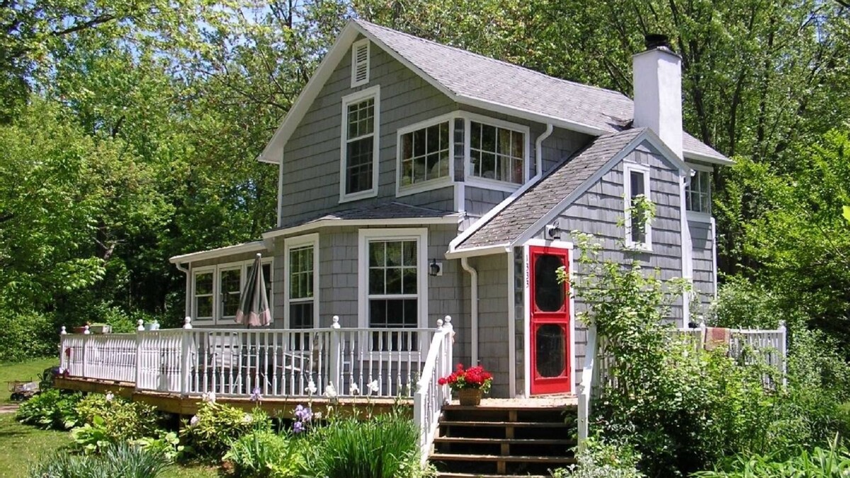 Fennville Cottage | Gorgeous sunsets, short walk to beach access