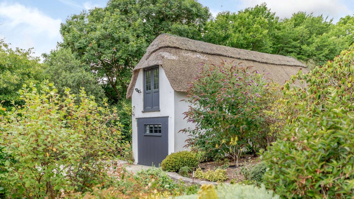 Weymouth House | Gorgeous Thatched Lodge in Stunning Dorset Countryside Sleeps 3