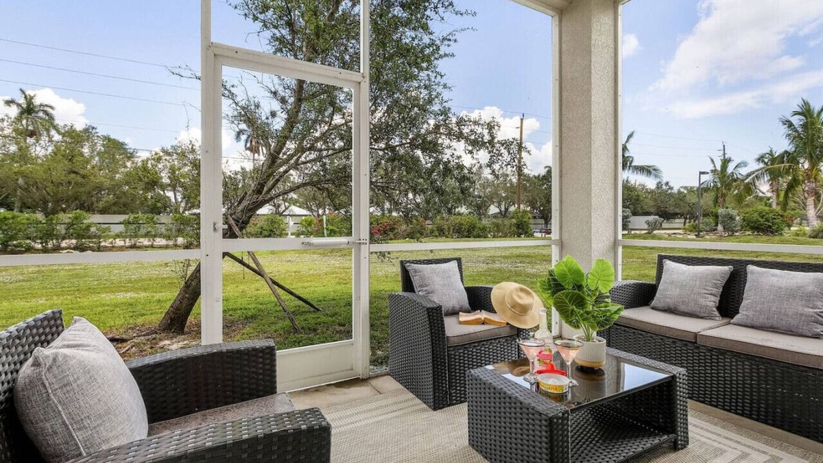 Iona Apartment | Gorgeous Townhome Close to the beaches