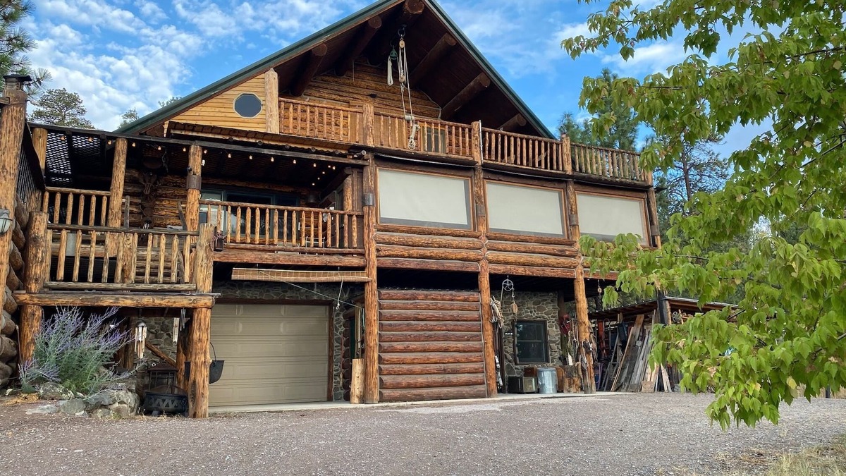 Helena House | Gorgeous Unique log home at Canyon Ferry Lake - Pet Friendly!