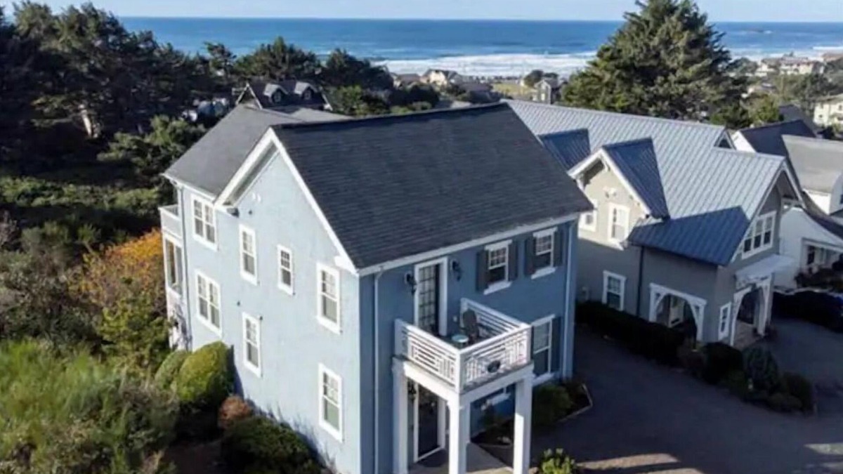 Roads End House | Gorgeous Unique Luxury Oceanview Home w/Spa. Easy walk to beach.