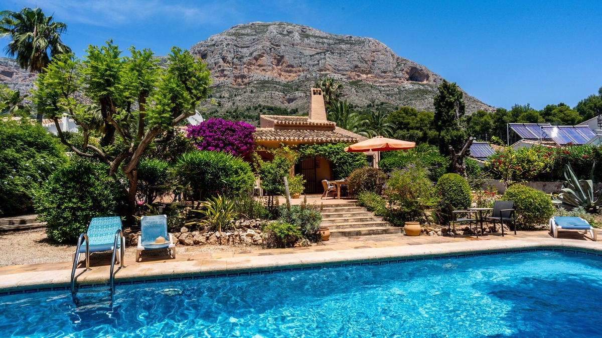 Montgo de Toscamar Villa | Gorgeous Villa . 2 Bed, private pool, FREE WiFi, Air-conditioning and BBQ